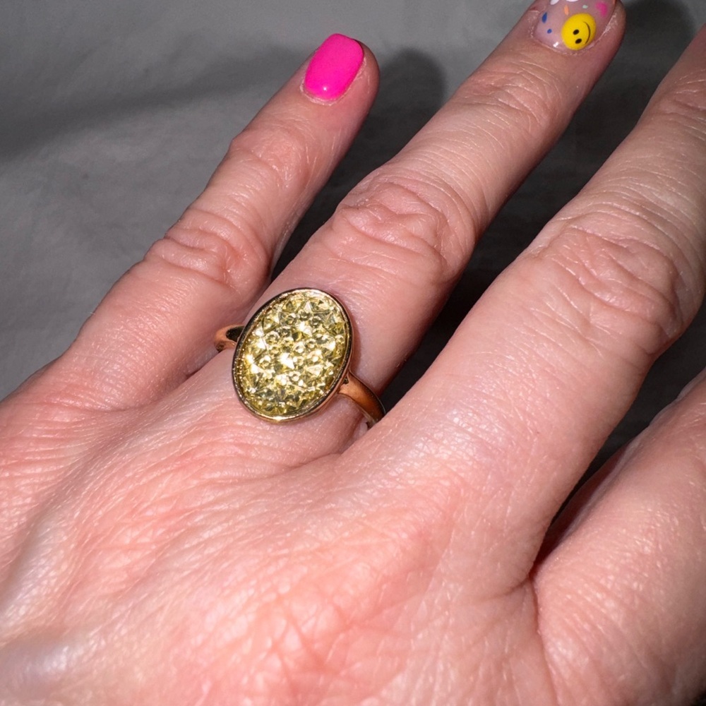 Gold‑Tone Oval Ring – Elegant Classic Women’s Fashion Jewelry